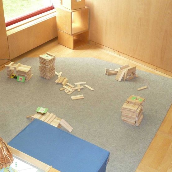 Bild enthält, Floor, Wood, Flooring, Home Decor, Indoors, Interior Design, Plywood, Rug