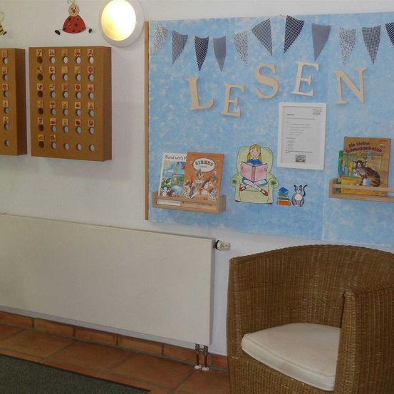 Bild enthält, Furniture, Indoors, Waiting Room, Text, Switch, Chair, Person