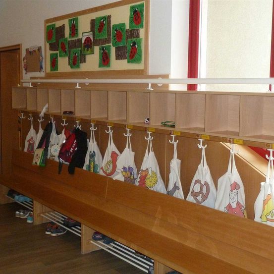 Bild enthält, Dressing Room, Indoors, Wood, Interior Design, Plywood, Furniture, Building, Shoe, Person, Hardwood