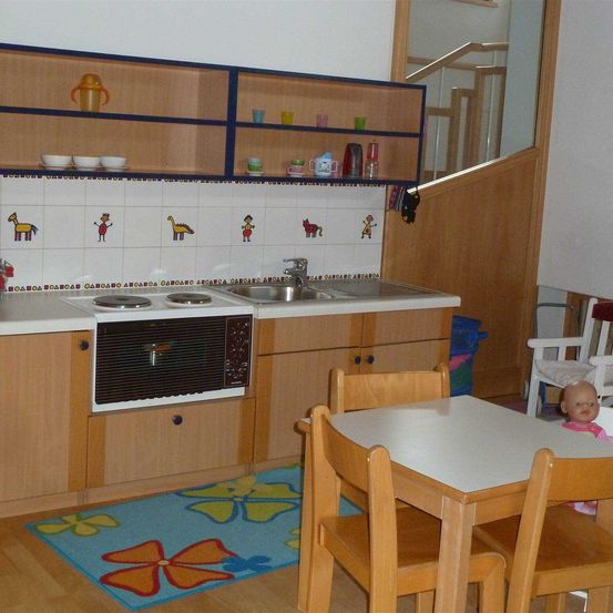 Bild enthält, Indoors, Interior Design, Kitchen, Dining Table, Furniture, Table, Home Decor, Dining Room, Wood, Plywood