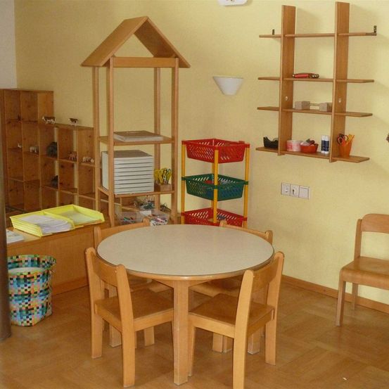 Bild enthält, Corner, Interior Design, Wood, Chair, Furniture, Plywood, Table, Play Area, Living Room, Floor