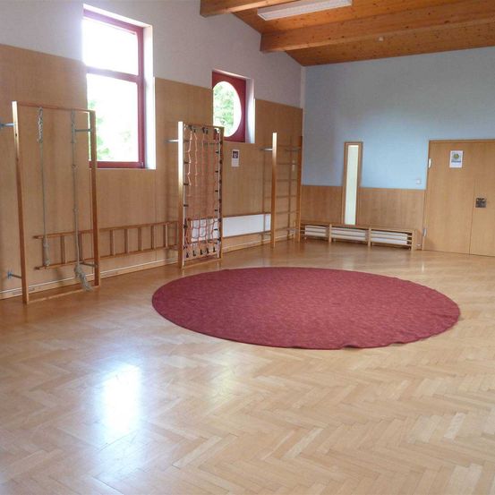 Bild enthält, Floor, Flooring, Home Decor, Wood, Indoors, Interior Design, Rug, Hardwood