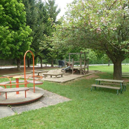 Bild enthält, Grass, Nature, Outdoors, Park, Outdoor Play Area, Play Area, Bench, Lawn, Person, Woodland