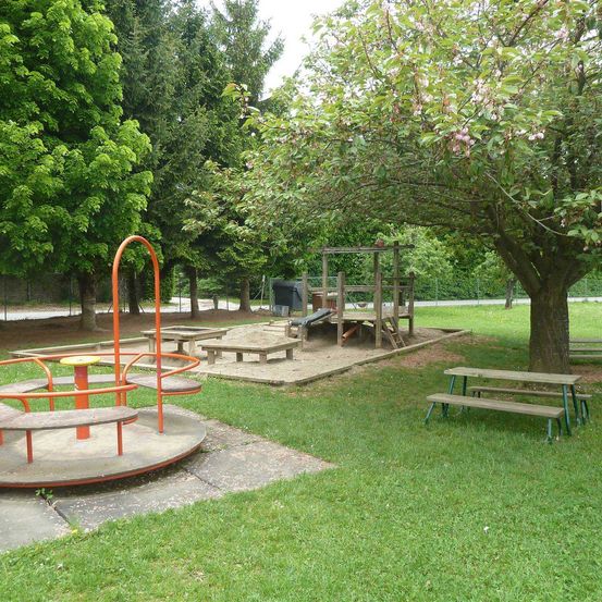Bild enthält, Grass, Nature, Outdoors, Park, Outdoor Play Area, Play Area, Bench, Lawn, Person, Woodland