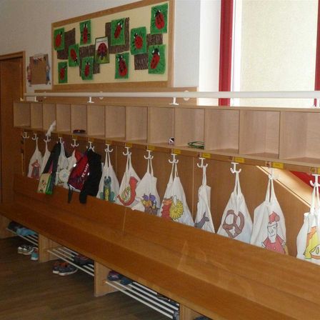 Bild enthält, Dressing Room, Indoors, Wood, Interior Design, Plywood, Furniture, Building, Shoe, Person, Hardwood