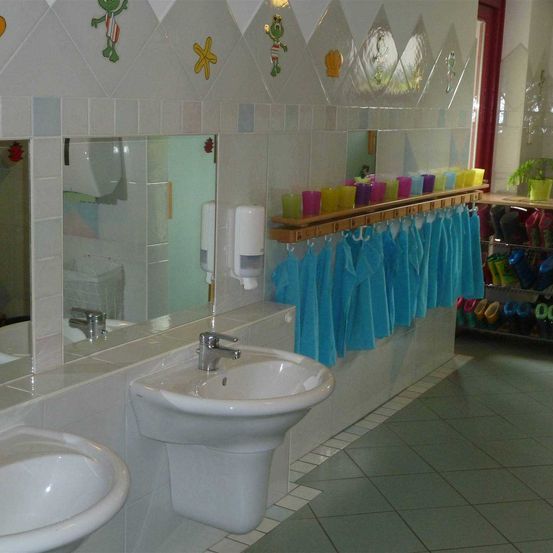 Bild enthält, Sink, Sink Faucet, Plant, Indoors, Cup