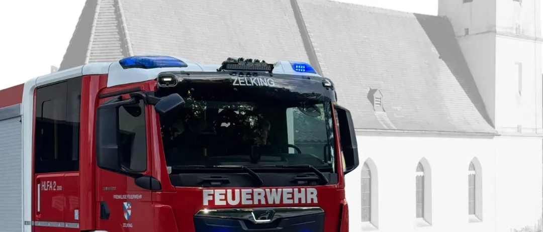 Ein Einladungsposter zur Enthüllung eines neuen Feuerwehrfahrzeuges, mit einem roten Feuerwehrfahrzeug vor einer Kirche.