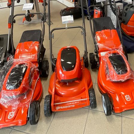 Bild enthält, Grass, Lawn, Wheel, Person, Coat, Shoe, Car, Device, Indoors, Lawn Mower