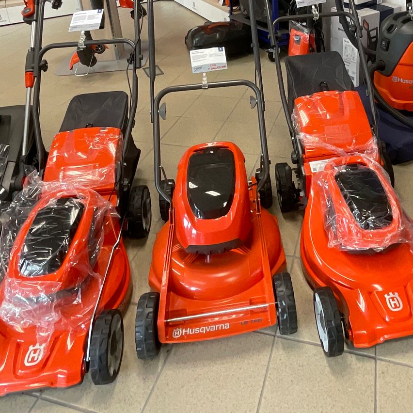 Bild enthält, Grass, Lawn, Wheel, Person, Coat, Shoe, Car, Device, Indoors, Lawn Mower