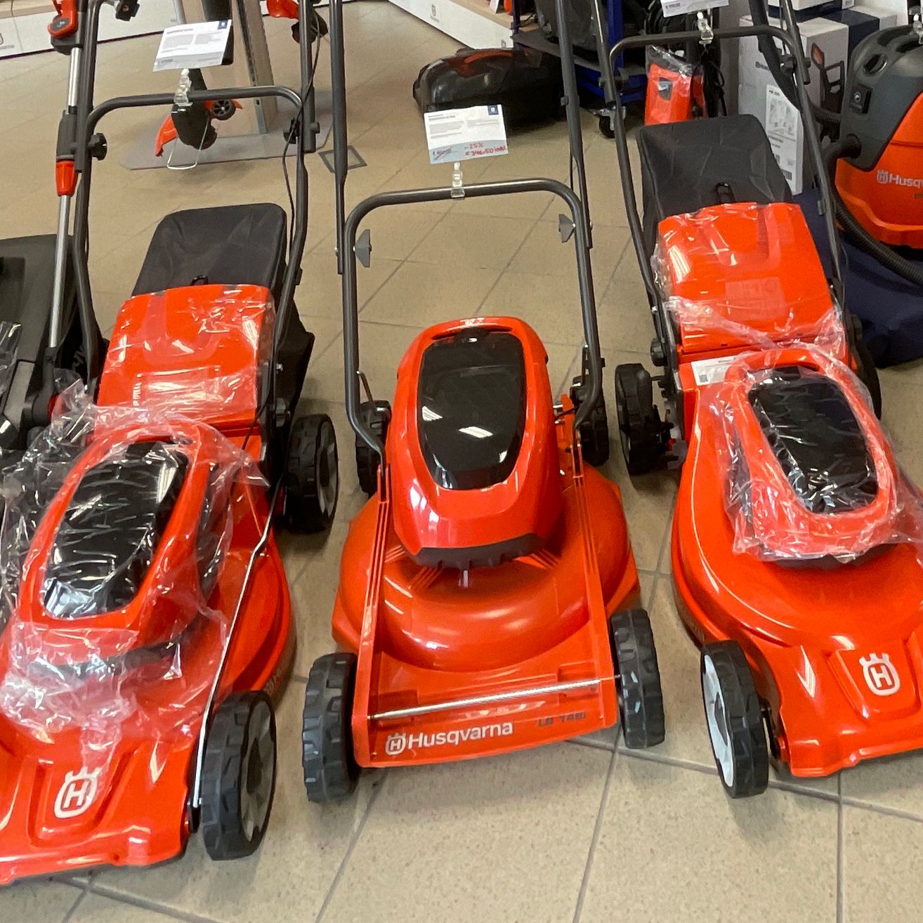 Bild enthält, Grass, Lawn, Wheel, Person, Coat, Shoe, Car, Device, Indoors, Lawn Mower