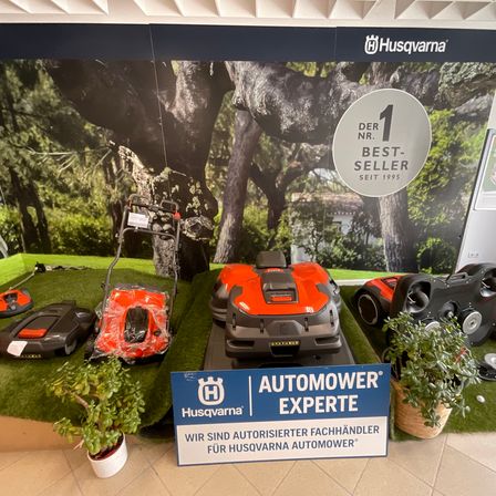Bild enthält, Grass, Plant, Lawn, Potted Plant, Car, Car Dealership, Wheel, Device, Elephant, Lawn Mower