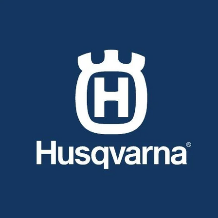 Das Husqvarna-Logo ist auf einem blauen Hintergrund dargestellt. Es zeigt ein weißes stilisiertes 'H' mit einer Krone darüber. Unten steht der Schriftzug 'Husqvarna' in fetter weißer Schrift.
