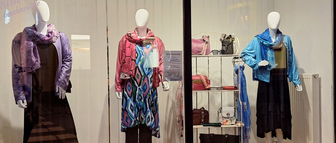 Bild enthält, Boutique, Shop, Handbag, Adult, Female, Person, Woman, Glove, Coat, Window Display