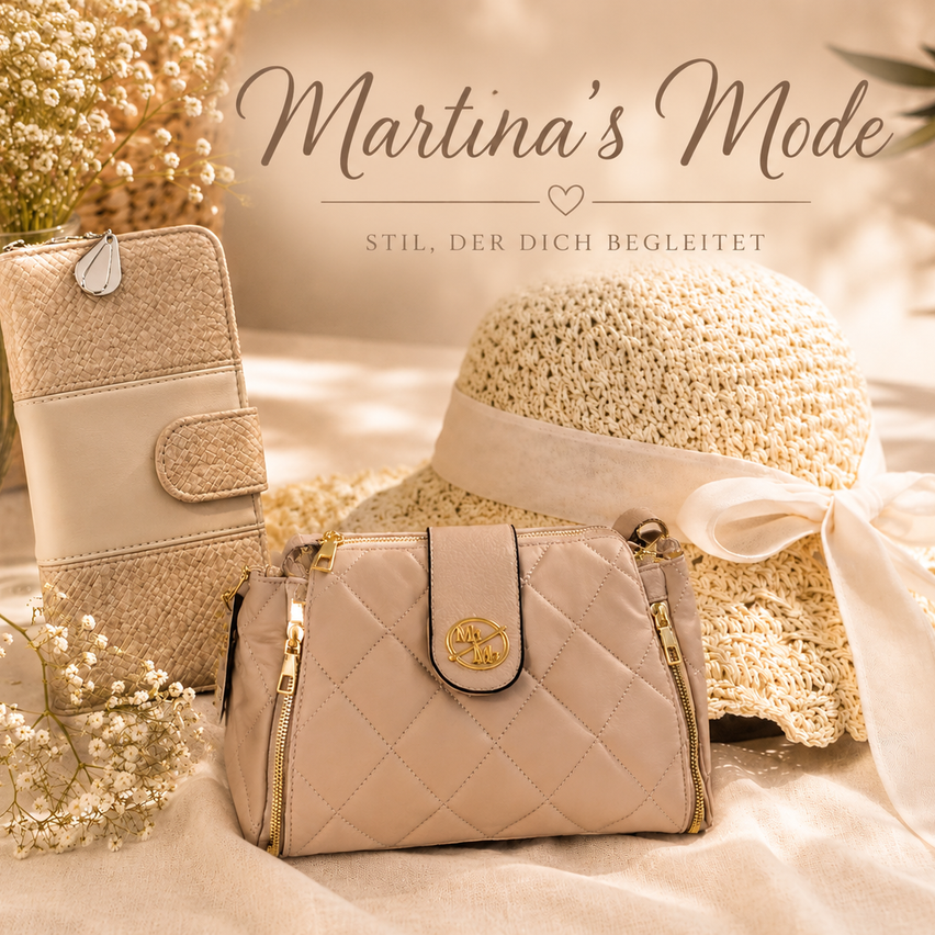 Eine beige gesteppte Handtasche, eine Geldbörse und ein Hut auf weißem Stoff. Die Worte 'Martina's Mode' sind zu sehen. Ein kleiner Strauß weißer Blumen ist links.