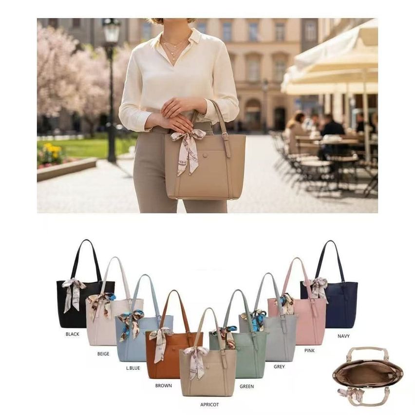 Eine Frau steht in einem Park und hält eine beige Handtasche. Unten sind mehrere Handtaschen in verschiedenen Farben zu sehen.