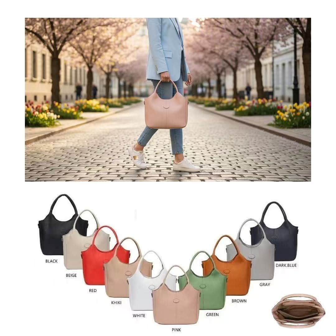 Eine Frau in einem hellblauen Anzug und Jeans trägt eine rosa Handtasche die eine Kopfsteinpflasterstraße hinunter. Unten sind verschiedene Farben von Handtaschen zu sehen, darunter schwarz, beige, rot, khaki, weiß, grün, rosa, grau und dunkelblau.