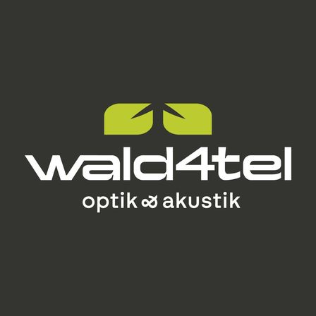 Das 'wald4tel' Logo, mit einem stilisierten grünen Blatt, das an Ferngläser erinnert, ist auf schwarzem Hintergrund zu sehen. Darunter befindet sich der Text 'optik & akustik'.