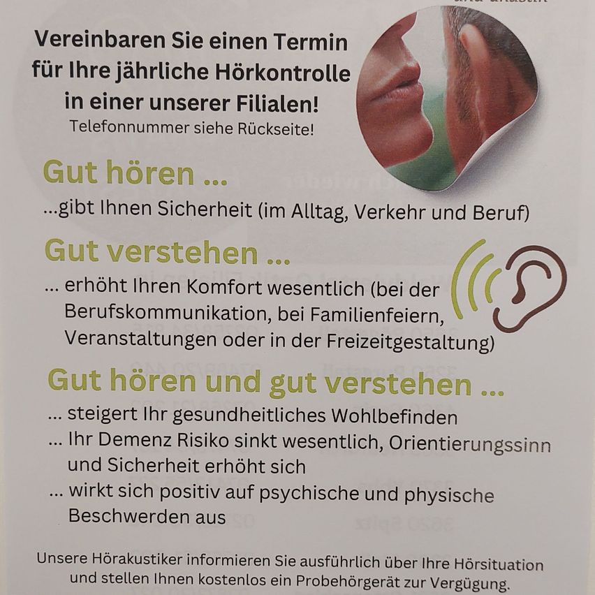 Ein Bild, das für jährliche Hörkontrollen wirbt. Es zeigt eine Illustration eines Ohrs und betont die Wichtigkeit, gut zu hören und zu verstehen, für Sicherheit, Komfort und Wohlbefinden. Es erwähnt verbesserte Gesundheit, reduziertes Demenzrisiko und bessere Orientierung. Eine Telefonnummer ist auf der Rückseite angegeben.