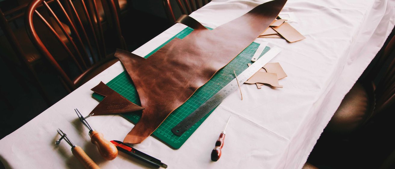 Bild enthält, Furniture, Table, Tabletop, Screwdriver, Blade, Knife, Weapon, Wood, Chair, Chopping Board