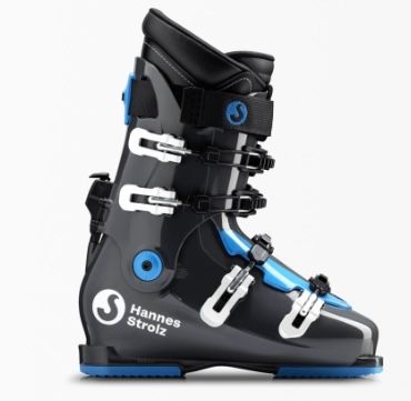 Schwarzer und blauer Skischuh mit Hannes Strolz Logo auf weißem Hintergrund.