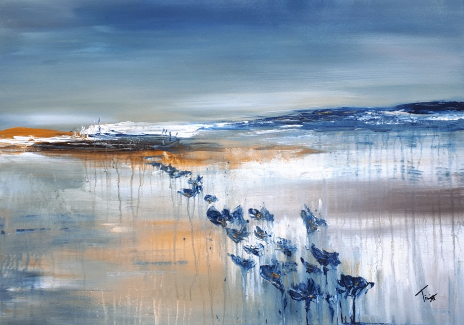 Ein abstraktes Gemälde mit blauen und weißen Blumen auf einem sandigen Strand unter einem bewölkten Himmel.