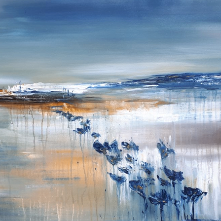 Ein abstraktes Gemälde mit blauen und weißen Blumen auf einem sandigen Strand unter einem bewölkten Himmel.