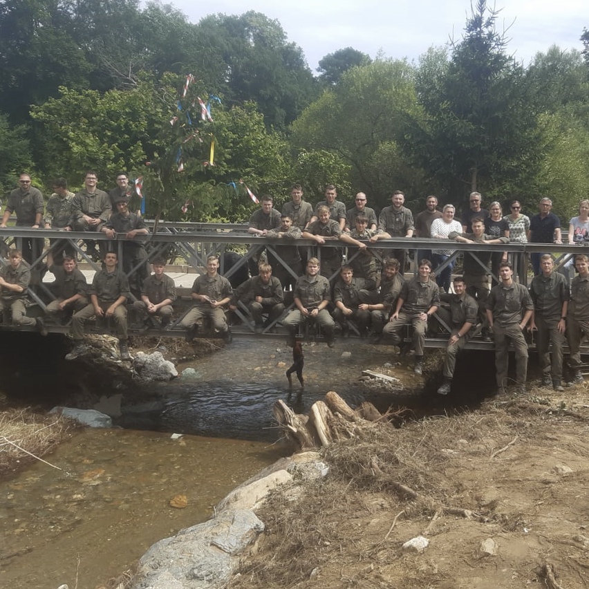 Bild enthält, People, Person, Vegetation, Wood, Land, Nature, Outdoors, Tree, Woodland, Wilderness