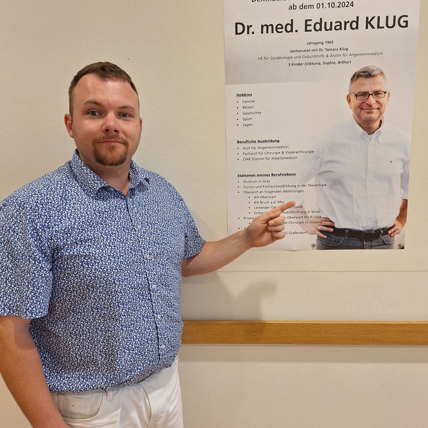 Bild enthält, Shirt, Face, Person, Photography, Portrait, Adult, Male, Man, Finger, Text