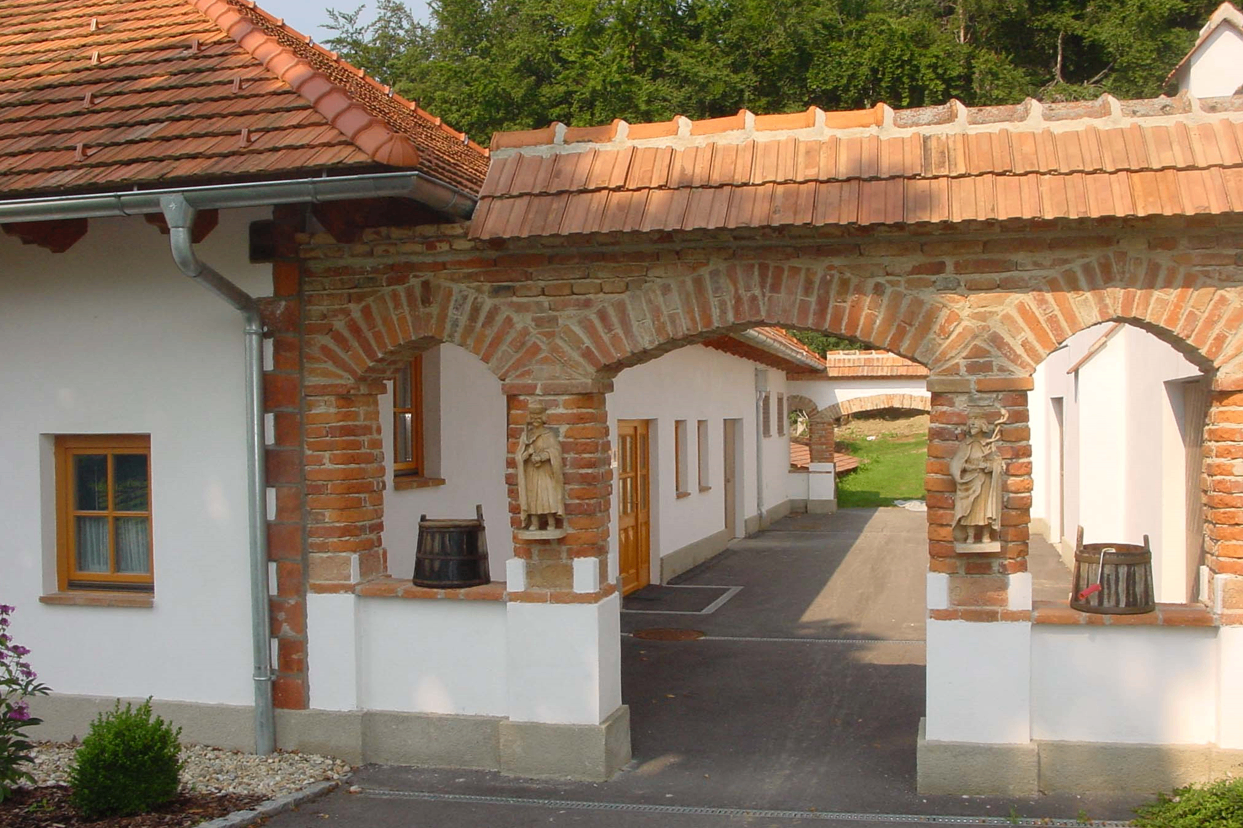 Bild enthält, Building, House, Housing, Villa, Portico, Person, Porch, City, Door, Plant