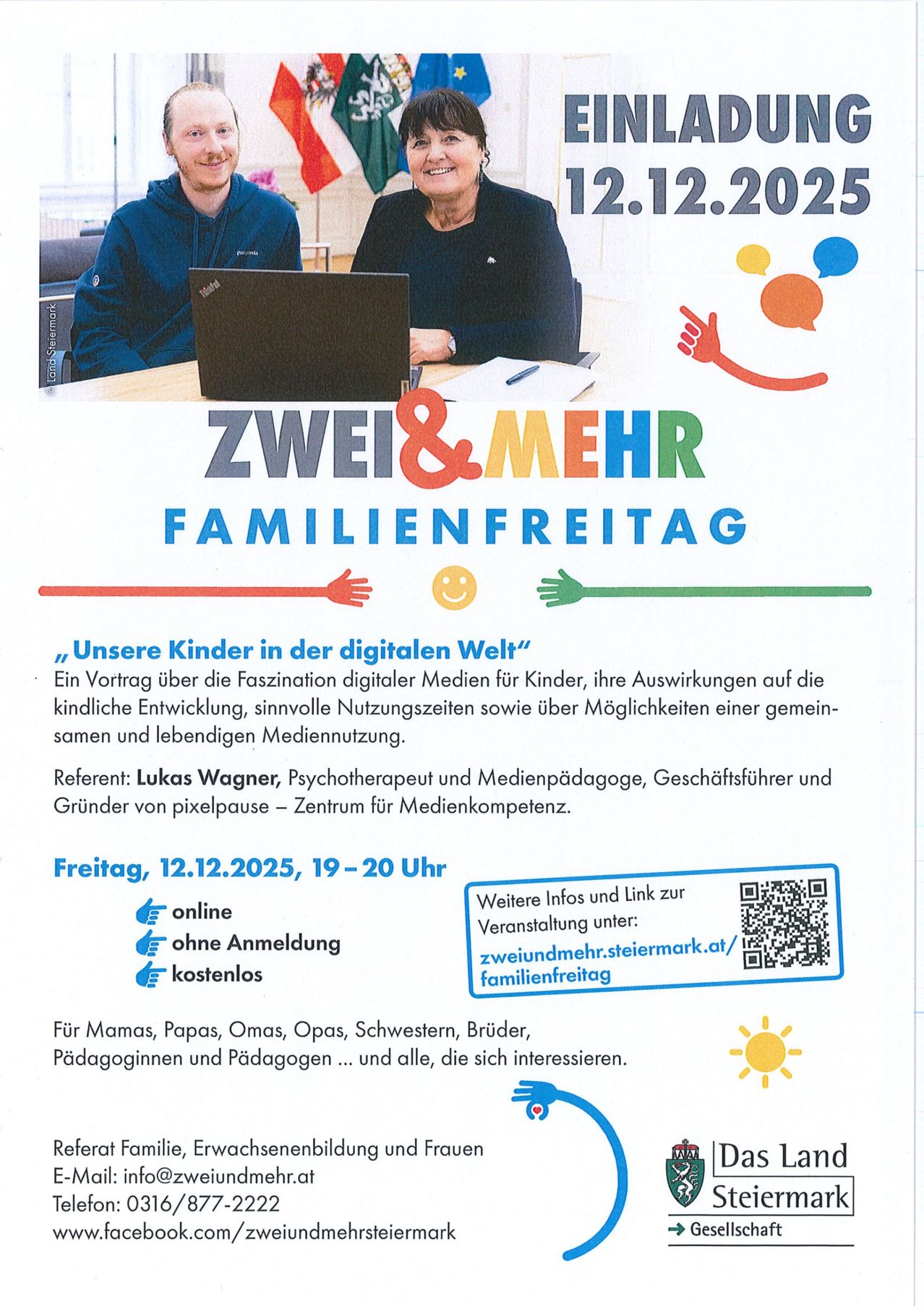 Plakat mit zwei Personen, die an einem Tisch mit einem Laptop sitzen. Es steht 'Zwei & Mehr Familienfreitag'. Es enthält einen Vortrag über digitale Medien für Kinder, mit einem QR-Code für weitere Informationen. Die Veranstaltung ist am 12.12.2025.