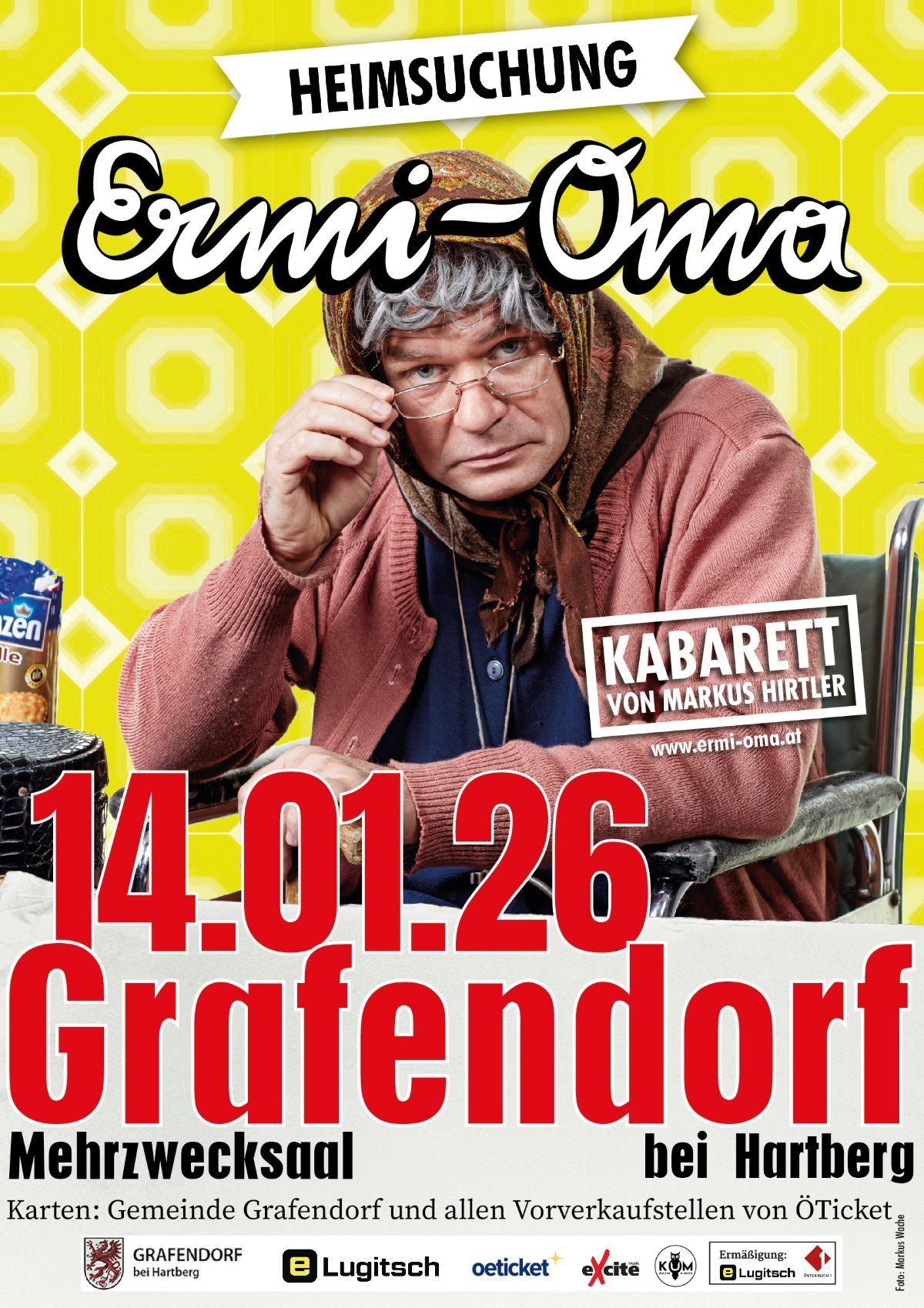 Ein Plakat für Ermi-Oma zeigt eine ältere Frau im Rollstuhl mit einem Schal auf dem Kopf, die ein Glas Wein in der Hand hält. Der Hintergrund ist gelb und der Text 'KABARET von Markus Hirtler' ist zu sehen. Das Datum 14.01.26 und der Name Grafendorf sind ebenfalls angezeigt.