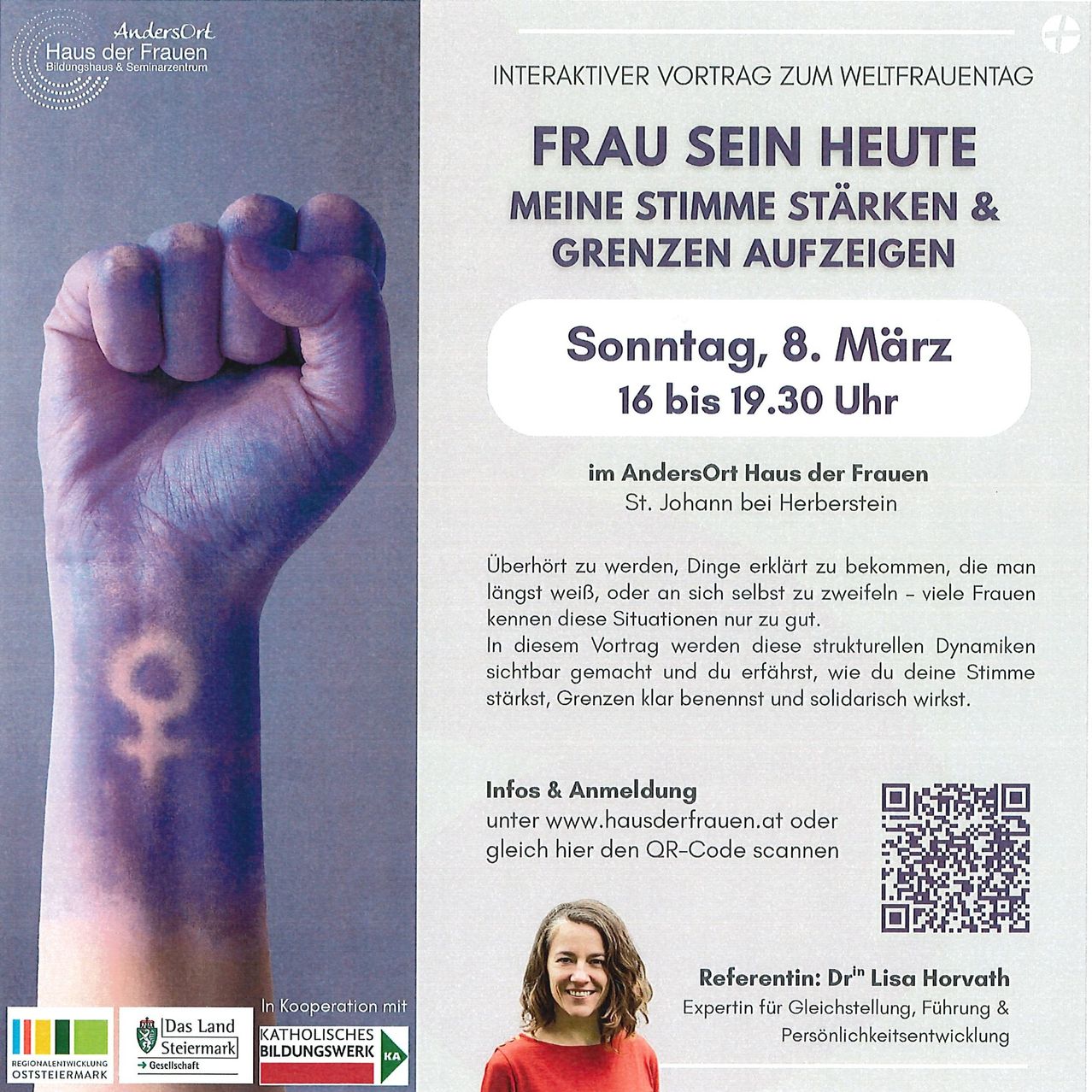 Ein Plakat für einen interaktiven Vortrag zum Weltfrauentag mit dem Titel 'Frau sein heute: Meine Stimme stärken & Grenzen aufzeigen.' Die Veranstaltung findet am Sonntag, 8. März, von 16 bis 19:30 Uhr im AndersOrt Haus der Frauen statt. Eine Hand mit einem lila Fleck ist zu sehen, zusammen mit einem QR-Code für die Anmeldung.