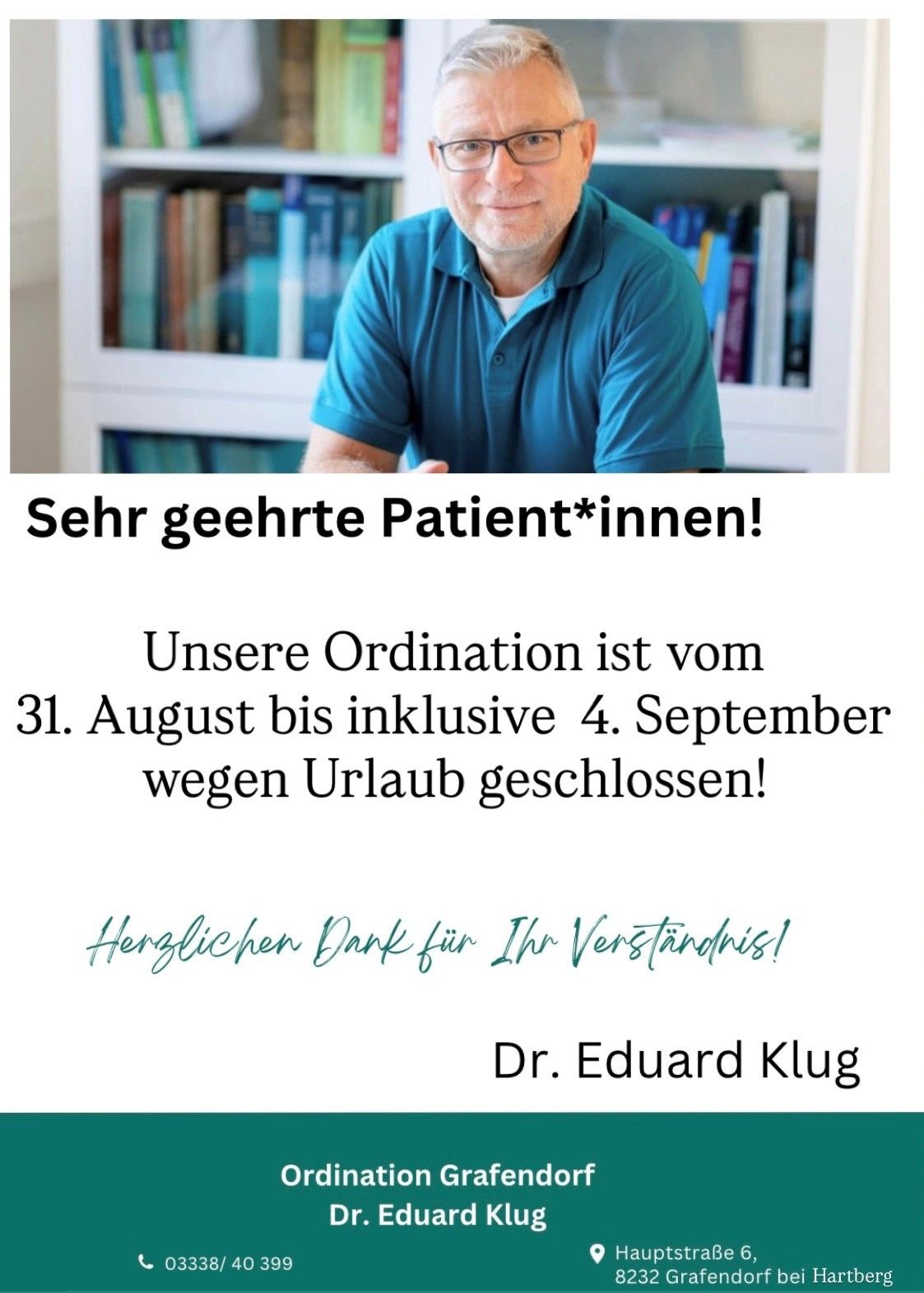 Ein Mann in einem blauen Poloshirt steht vor einem Bücherregal. Der Text lautet 'Sehr geschätzte Patient*innen! Unsere Ordination ist vom 31. August bis einschließlich 4. September wegen Urlaub geschlossen!'