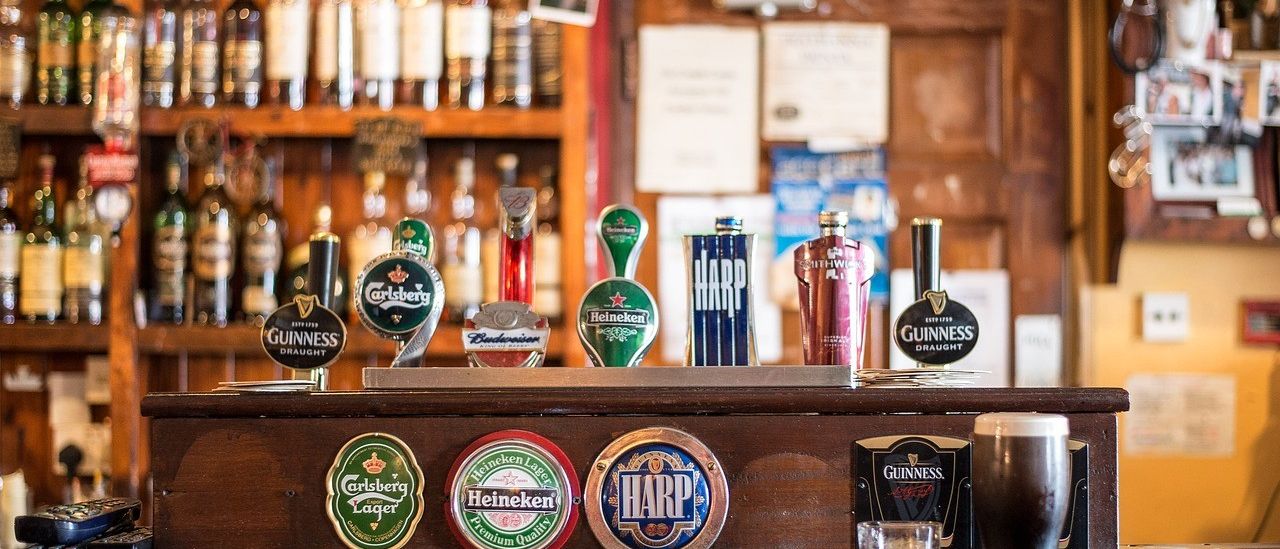 Bild enthält, Pub, Alcohol, Bar Counter, Beverage, Beer, Cup, Bottle, Person, Liquor, Ice Hockey Puck