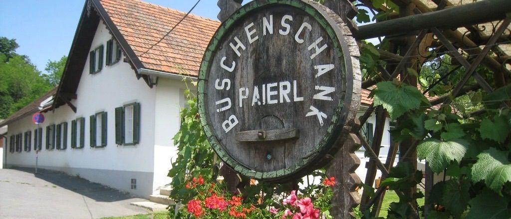 Bild enthält, Shelter, Potted Plant, Planter, City, Street, Garden, Nature, Geranium, Villa, Neighborhood