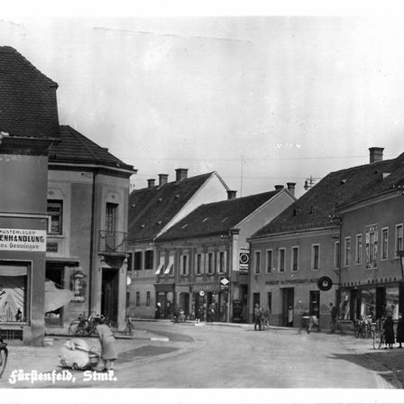 Bild enthält, Neighborhood, City, Road, Street, Urban, Person, Bicycle, Vehicle, Building, Cycling