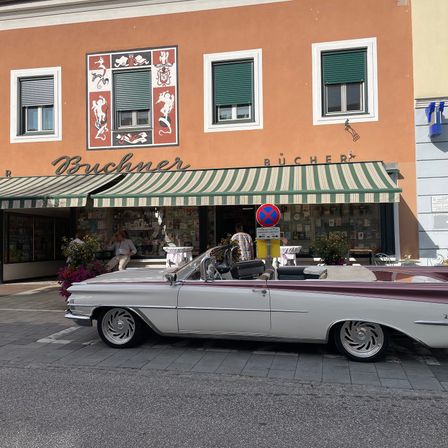 Bild enthält, Car, Vehicle, Architecture, Building, City, Wheel, Urban, Person, Bicycle, Awning