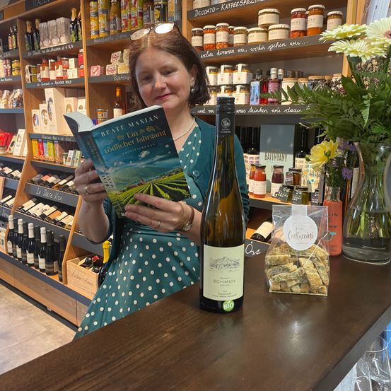 Bild enthält, Shelf, Adult, Female, Person, Woman, Shop, Plant, Indoors, Face, Market