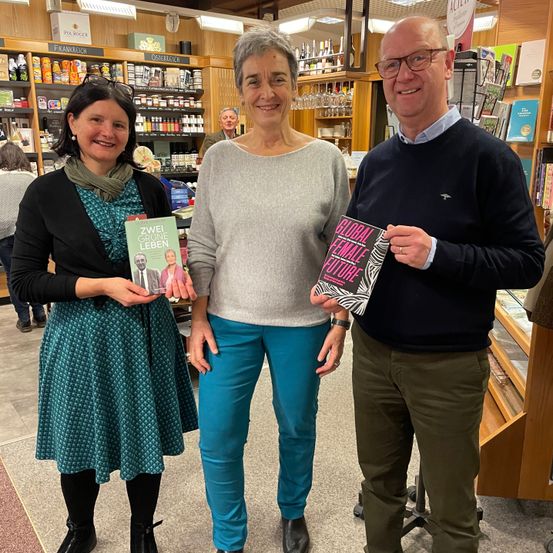 Bild enthält, Book, Publication, Pants, Adult, Female, Person, Woman, Male, Man, Shop