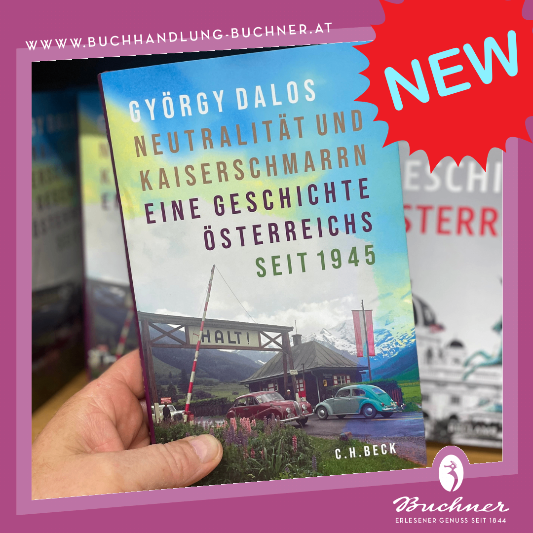 Eine Person hält ein Buch mit dem Titel Neutralität und Kaiserschmarrn von Gyorgy Dalos. Das Cover zeigt ein Foto von Oldtimern vor einem Gebäude mit einem HALT-Schild.