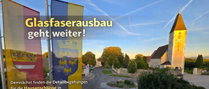 Ein Plakat zeigt ein deutsches Dorf mit einer Kirche und Flaggen. Es steht 'Glasfaserausbau geht weiter!' und listet Straßen auf, wo Hausanschlüsse gemacht werden. Es endet mit einem Daumen hoch.