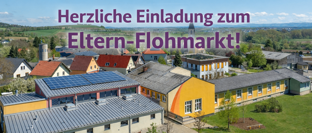 Poster zur Einladung zum Eltern-Flohmarkt am 22.3.2026 von 9:00 bis 11:30 Uhr in der VS Hafnerbach. Zeigt ein Schulgebäude mit Solarmodulen und Häusern im Hintergrund.