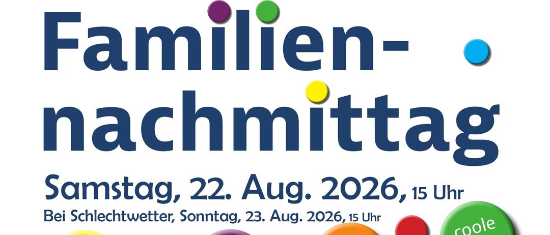 Plakat für den Familiennachmittag in Burgruine Hohenegg am 22. August 2026 mit Kindern, die mit Wasser spielen, und einem Mann, der Wasser sprüht. Das Plakat enthält ein gelbes Oval mit dem Text Burgruine Hohenegg Spiel und Spaß für Groß und Klein.