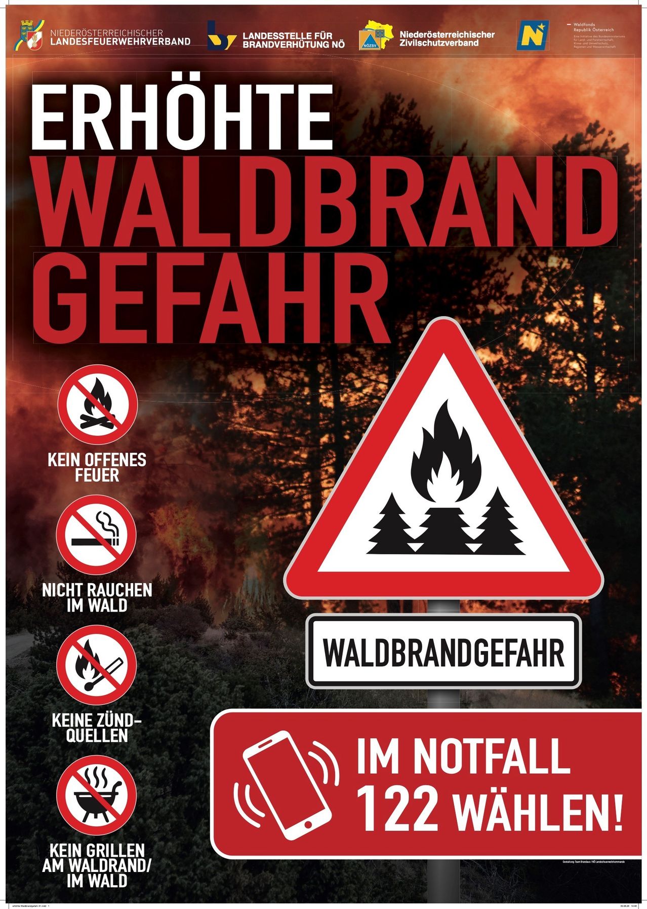 Ein Plakat mit einem Warnzeichen für Waldbrandgefahr. Das Schild hat ein Feuersymbol und den Text 'Waldbrandgefahr'. Es gibt auch Symbole für kein offenes Feuer, kein Rauchen und keine Zündquellen. Das Plakat ist auf Deutsch.