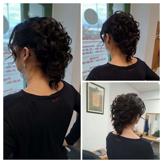 Drei Fotos einer Frau mit lockigem Haar in Hochsteckfrisur, in einem schwarzen Shirt, von hinten aufgenommen in einem Salon.