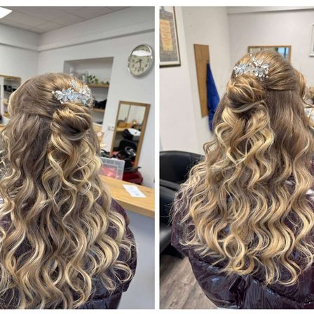 Zwei Ansichten einer Frau mit blonden, lockigen Haaren, die in einem Dutt mit einer dekorativen Haarspange gestylt sind, in einem Salon eine lila Jacke trägt.