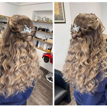 Zwei Ansichten einer Frau mit lockigem Haar, die ein blaues Oberteil trägt. Sie hat eine geflochtene Frisur mit einer dekorativen Haarspange. Der Hintergrund umfasst ein Regal und ein rotes Spielzeugauto.