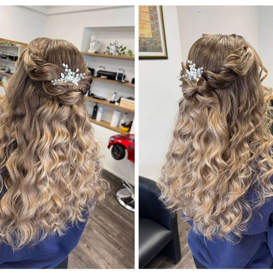 Zwei Ansichten einer Frau mit lockigem Haar, die ein blaues Oberteil trägt. Sie hat eine geflochtene Frisur mit einer dekorativen Haarspange. Der Hintergrund umfasst ein Regal und ein rotes Spielzeugauto.