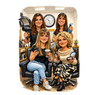 Eine Illustration von vier Frauen in einem Salon. Eine hält einen Föhn, eine andere einen Haarkamm und zwei sitzen, eine mit einer Tasse Kaffee und die andere mit einem Kompaktspiegel.