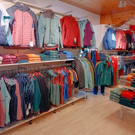 Bild enthält, Boutique, Shop, Indoors, Market, Clothing, Coat, Furniture, Grocery Store, Supermarket